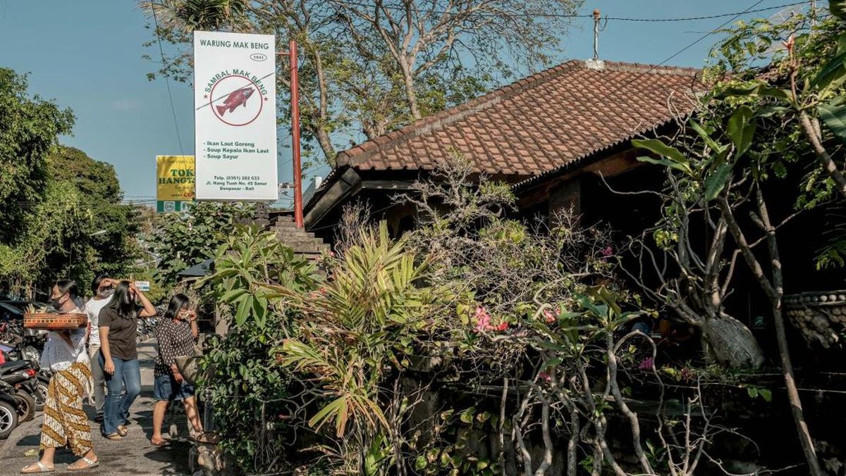 Warung Bibit Bu Sumar: Traditional Flavors That Welcome You in Kuripan